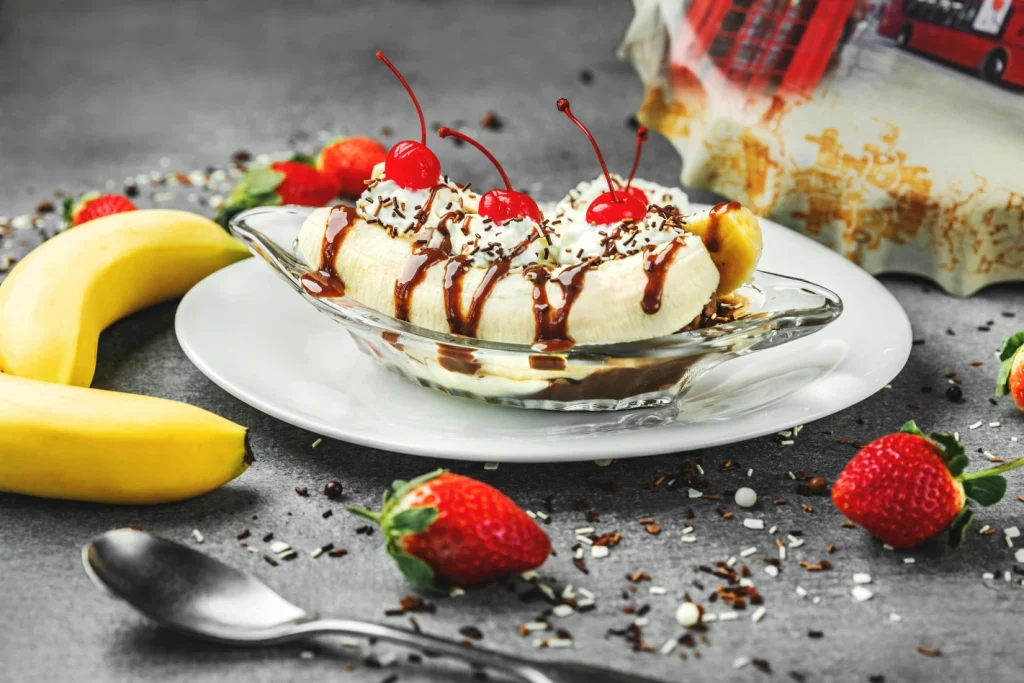 Banana split sa sladoledom