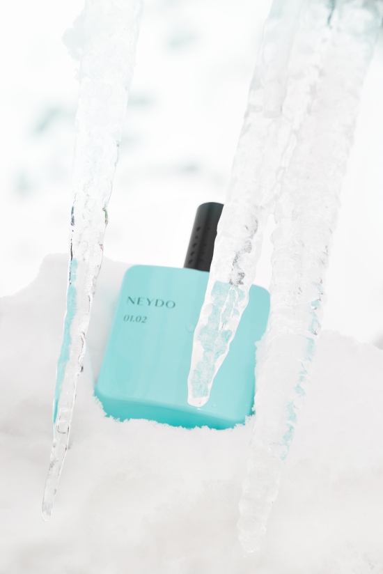 Neydo Breathe Out 01.02, ambijent Bočica parfema Neydo Breathe Out 01.02 u snijegu među ledenicama